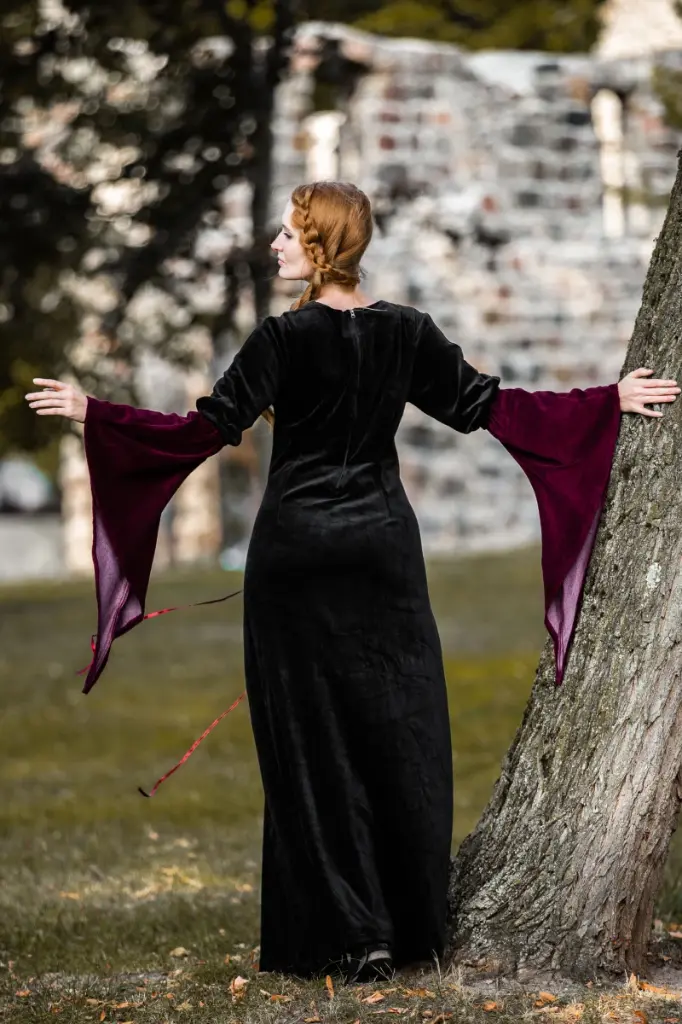 samtkleid-circe-schwarz-rot~3.webp