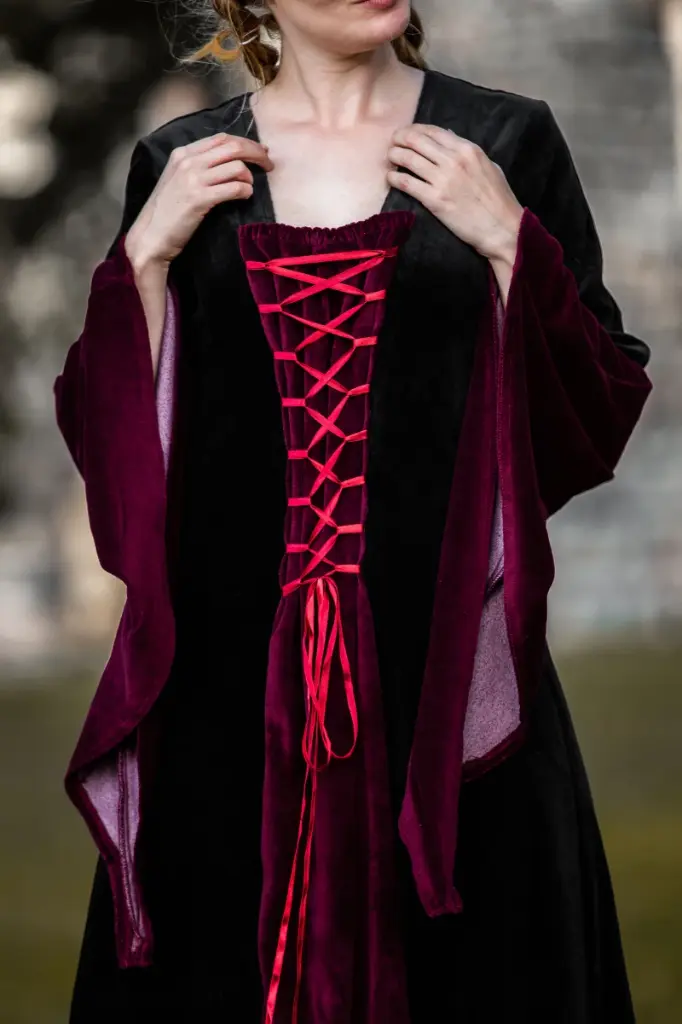 samtkleid-circe-schwarz-rot~4.webp